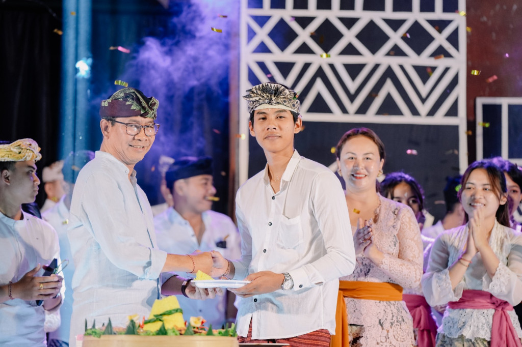 Wabup Suiasa Hadiri HUT ST. Swakarya Ke-53 Banjar Keraman Abiansemal